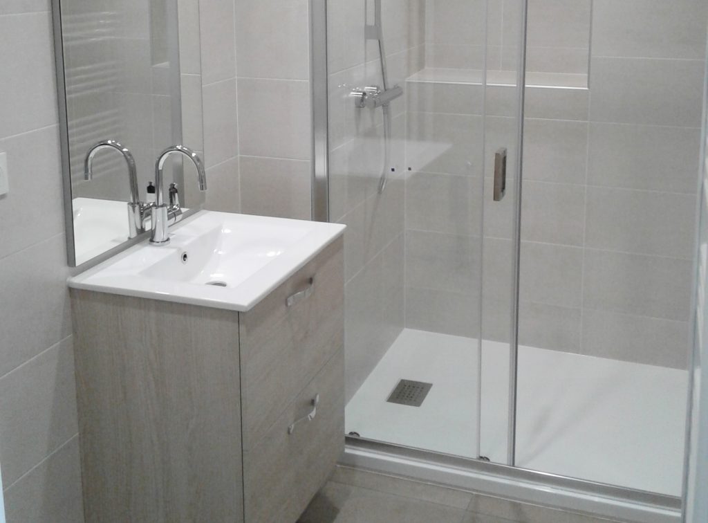 Douche et lavabo